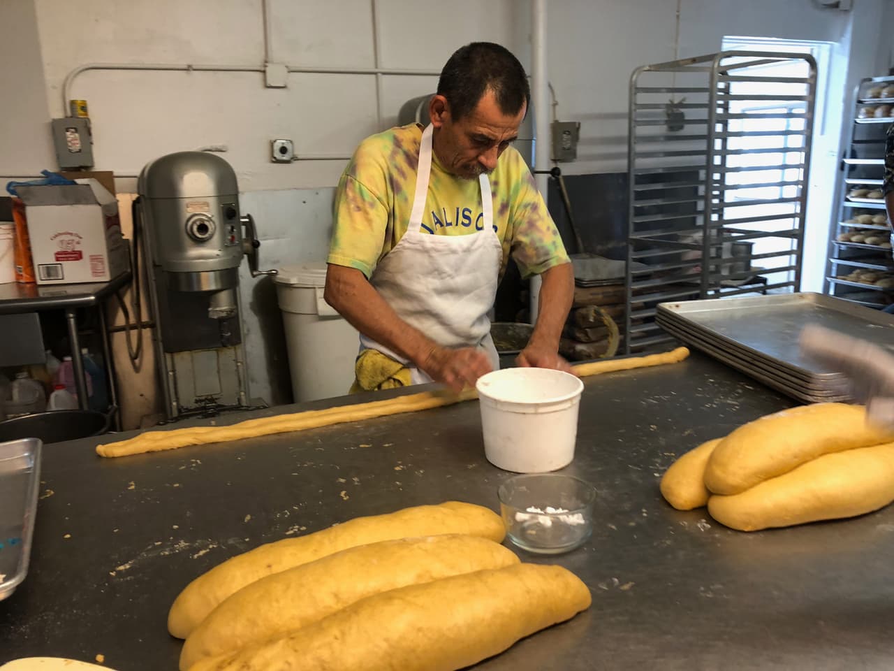 El señor Franco con más de 20 años como panadero empezó desde las 5 am armar roscar de diferentes tamaños.