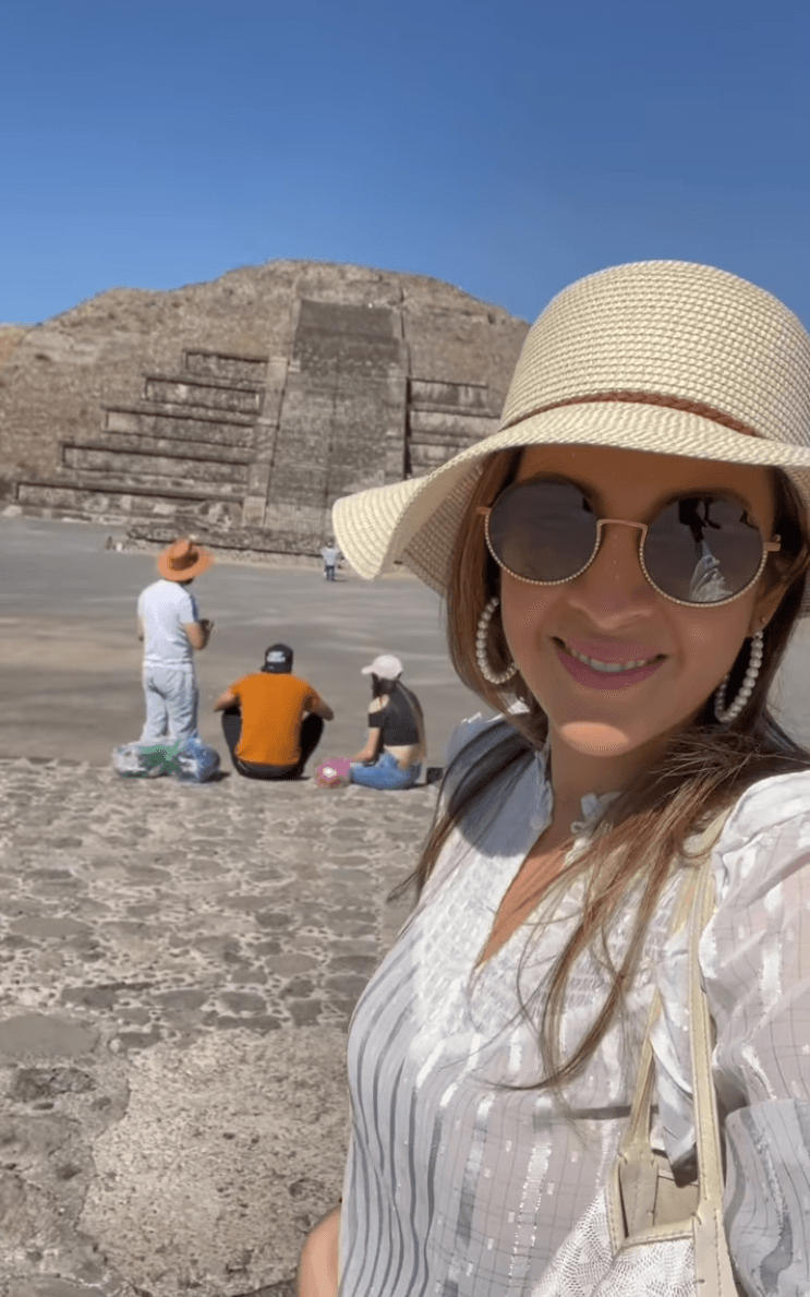 "Por fin pude visitar las Pirámides de #Teotihuacan a las afueras de #CDMX. Aunque aún no se puede subir a su punto más alto, vale la pena hacer el viaje para disfrutar de este lugar mágico.", escribió la periodista.