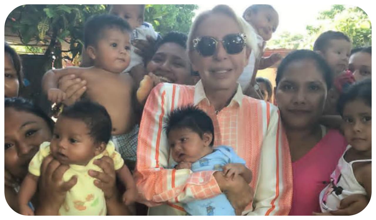 Tras sobrevivir a cinco operaciones, Laura Bozzo reaparece con niños dentro de una cárcel