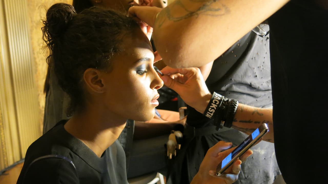 Para lograr este tipo de maquillaje es muy importante limpiar la piel después de aplicar la sombra.