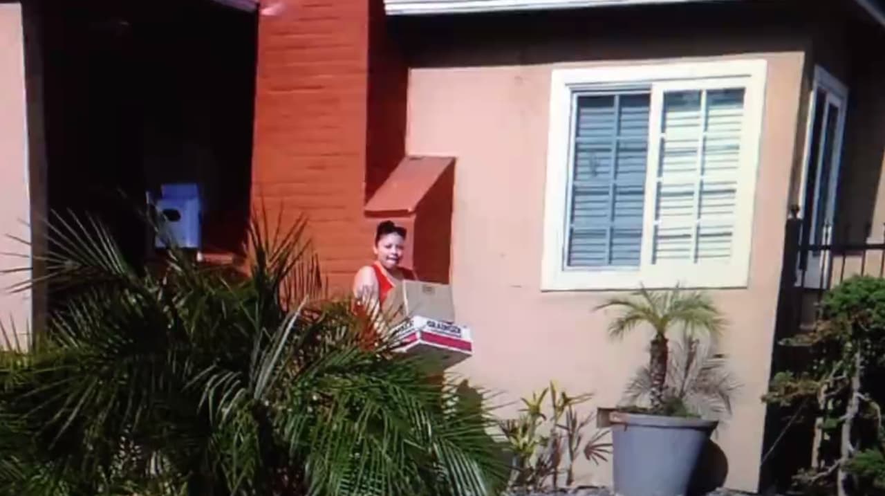 Supuesta ladrona atrapada con las manos en la caja en el condado de Los Ángeles en mayo de 2016.