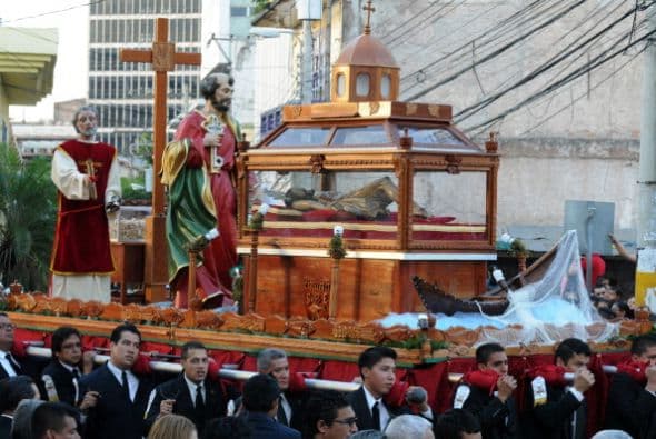 En tanto, los hondureños celebran el Viernes Santo con una procesión.