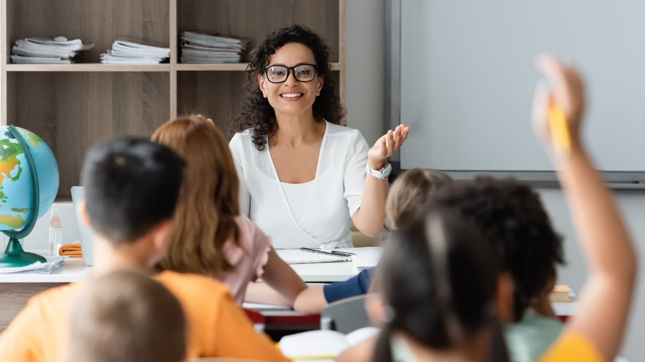 <h3 class="cms-H3-H3">Educación y servicios sociales: apoyo a las comunidades </h3>El crecimiento en Texas también se refleja en l
<b>a necesidad de más maestros bilingües, trabajadores sociales y terapeutas</b>. Estos sectores no crecen tan rápido como la tecnología, pero ofrecen 
<b>estabilidad laboral y un campo amplio en comunidades jóvenes y diversas.</b>