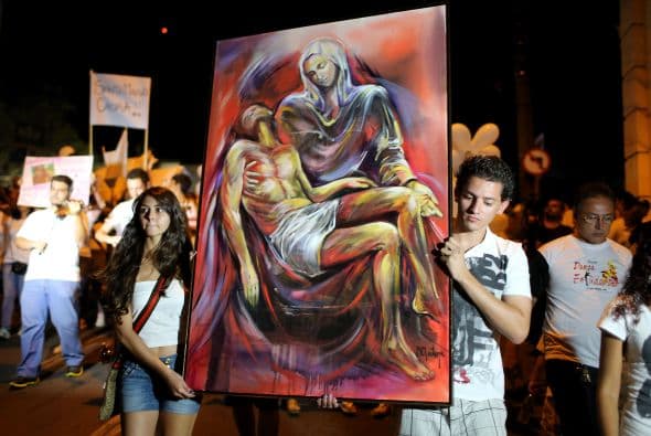 La multitud planeaba caminar hasta el gimnasio deportivo del municipio que ayer fue improvisado como sala de velatorio colectivo.