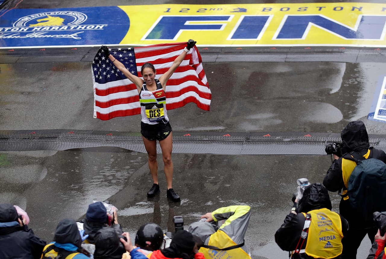 Linden rompió una racha de 33 años sin que una mujer se impusiera en la Maratón de Boston, que bajo la lluvia vivió su edición 122 sin problemas de orden público.