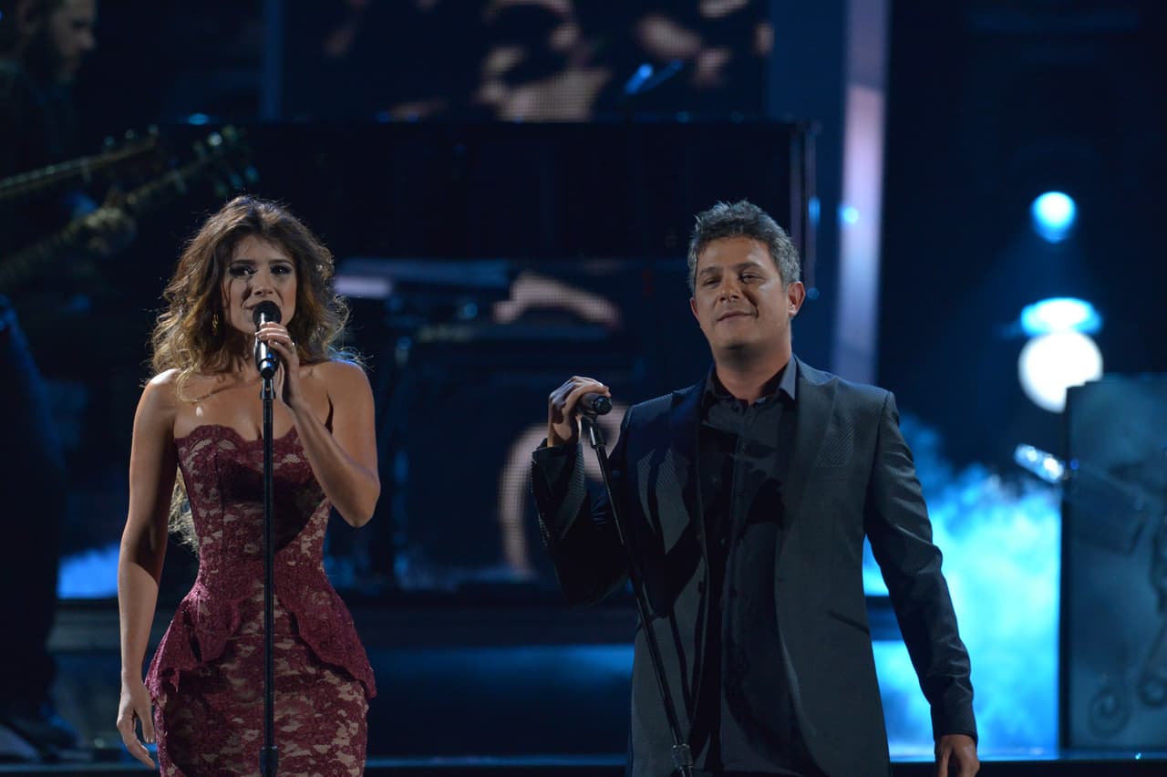 La hermosa Paula Fernandes robó miradas en su presentación con Alejandro Sanz.