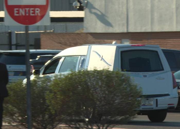 La carroza en que fueron trasladados los restos de Charlie Kirk en Phoenix.