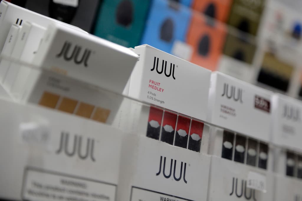 Productos de Juul se exhiben en una tienda de tabaco en Nueva York, el 20 de diciembre de 2018. (AP Foto/Seth Wenig, Archivo)