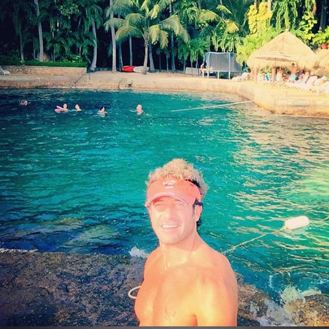 Quien también decidió asolear su cuerpazo fue Gabriel Soto.