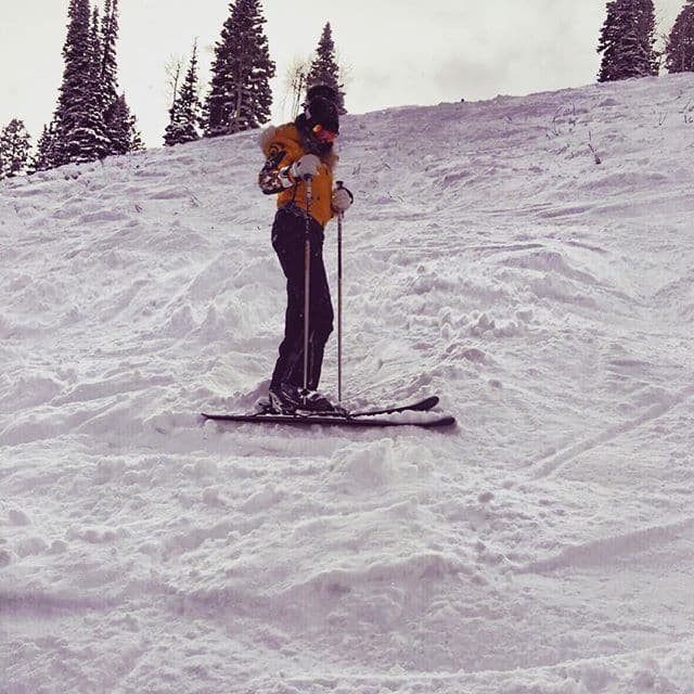 La actriz y cantante dio lecciones de esquí en estos blancos paisajes.