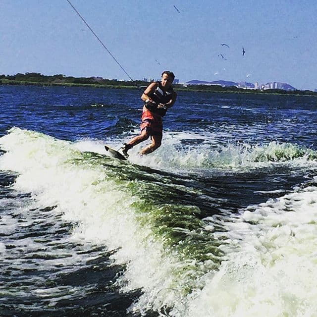 El villano de "La Sombra Del Pasado" demostró que es todo un aventurero.