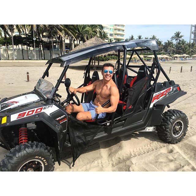 Igual que durante el 2015, Adrián Uribe se la pasó levantando pasiones con ese marcado abdomen y grandes pectorales.