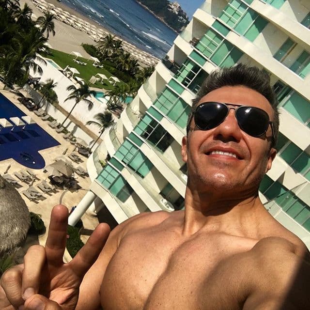 El galán se fue de paseo a Acapulco para descansar y recibir el 2016 con un candente bronceado.
