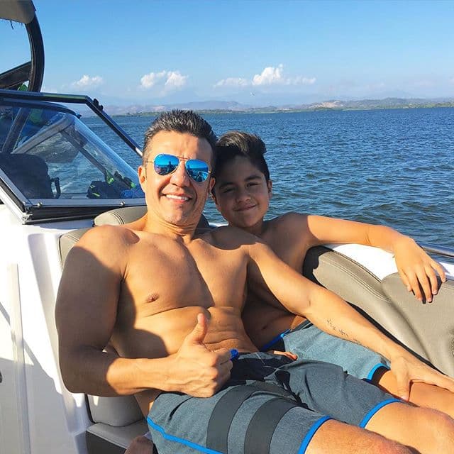 Durante el viaje también estuvo presumiendo a su hijo, Gael, quien cada día se parece más al comediante.