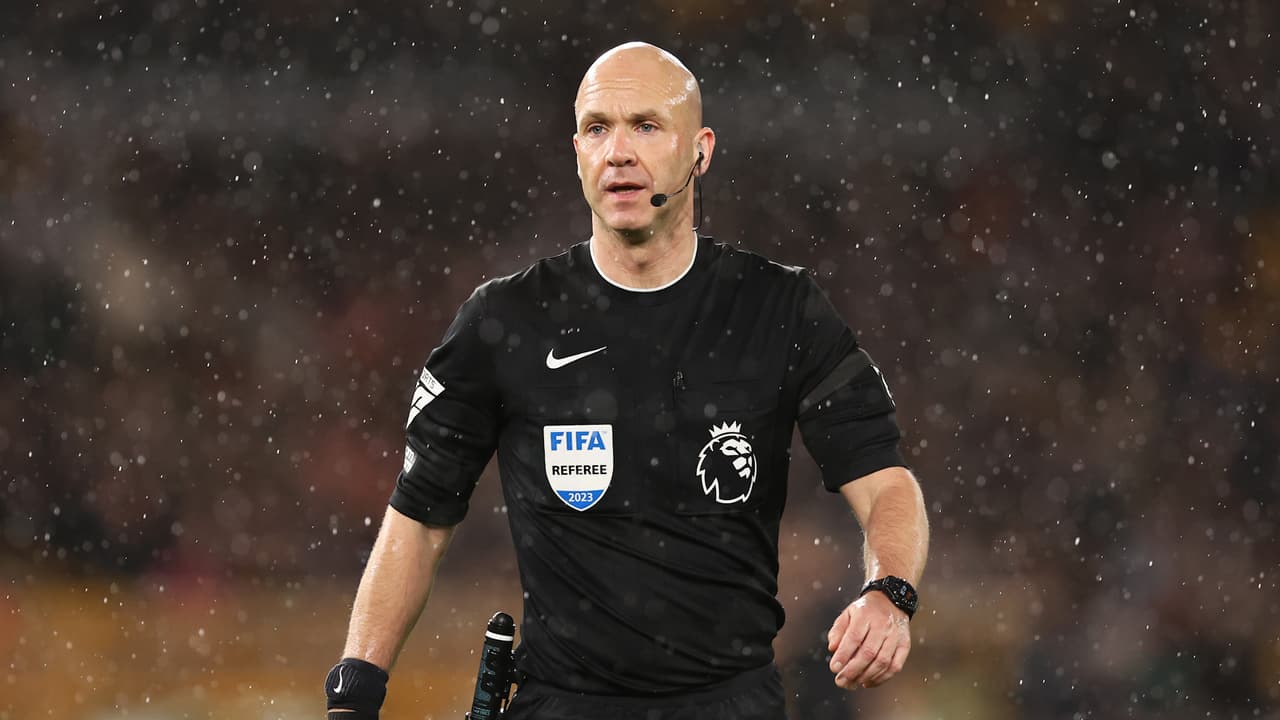 Árbitro se equivoca en la Premier y lo bajan de categoría