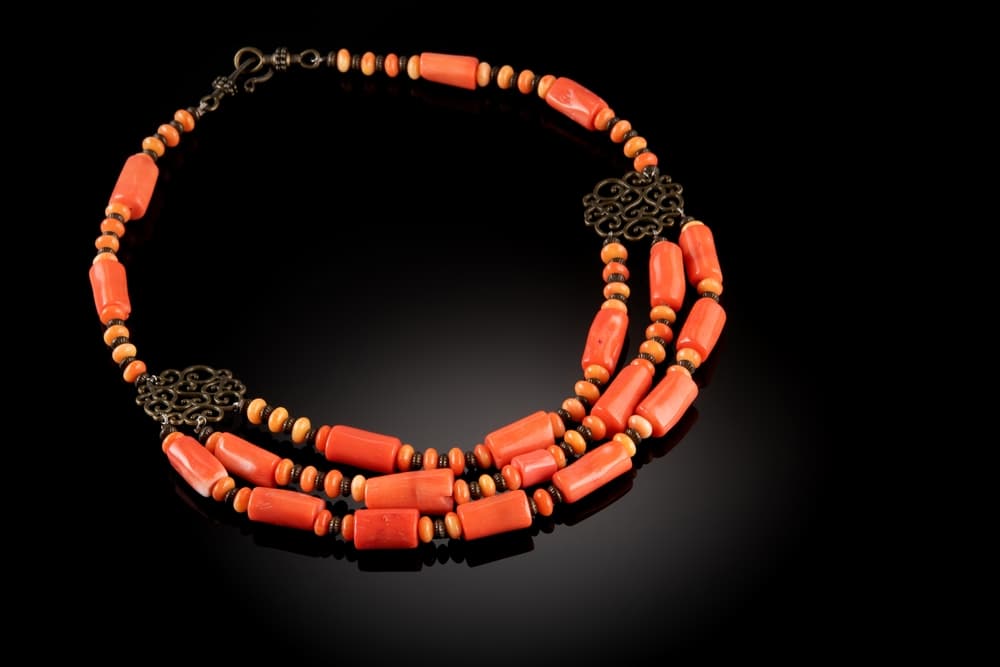 <h3 class="cms-H3-H3">Coral </h3>
<br>Este amuleto es muy poderoso y potente, ayuda a deshacer hechizos y combate el mal de ojo. Entre sus beneficios está que proporciona bienestar, alegría, seguridad y autoconfianza.
<br>