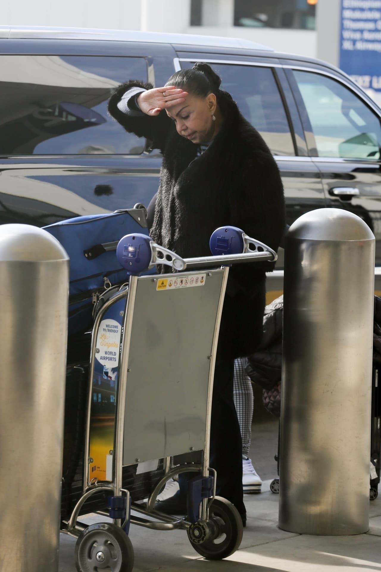 Su presencia en el aeropuerto de Los Ángeles sorprendió a más de uno, pues horas antes había trascendido que la artista de 88 años, 
<b>abuela de la cantante Ángela Aguilar</b>, había tenido que ser 
<b>hospitalizada de emergencia </b>por un padecimiento cardíaco.