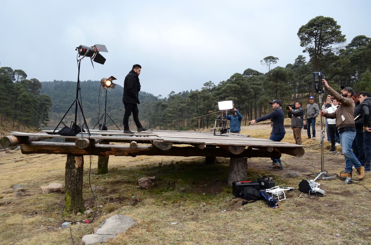 En la plática con 'De primera mano', el cantante también recordó su salida de
<b> <a href="https://www.univision.com/local/austin-kakw/asi-se-vivio-la-convivencia-entre-la-banda-el-recodo-con-sus-fanaticos-de-austin-video" target="_blank">Banda El Recodo</a></b>, la cual ocurrió con la finalidad de llegar a su meta como solista.