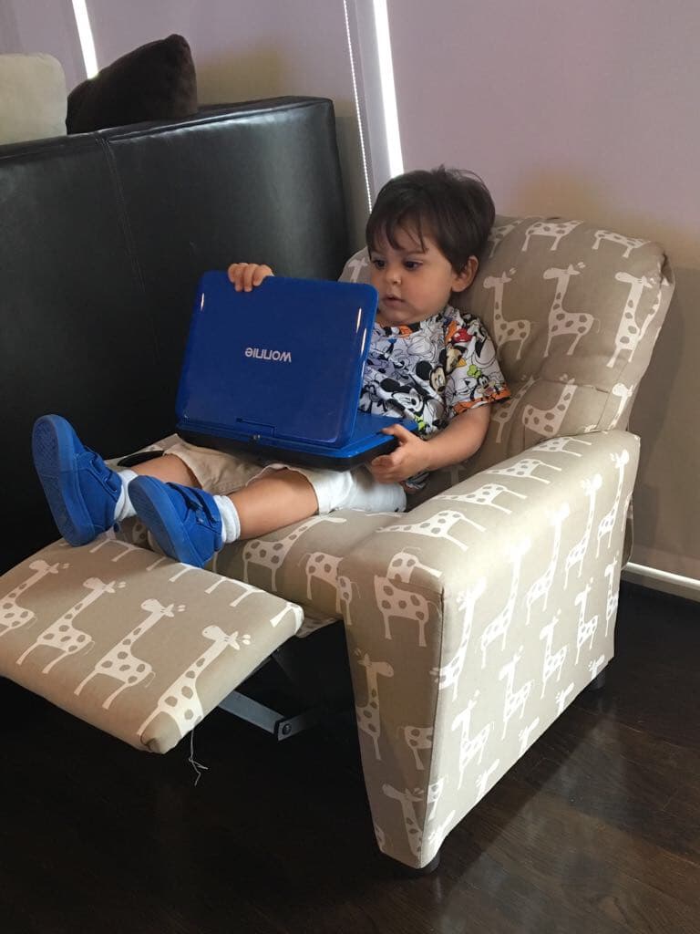 Parece que alguien tiene mucho trabajo, Michael Víctor no se despega de la computadora.