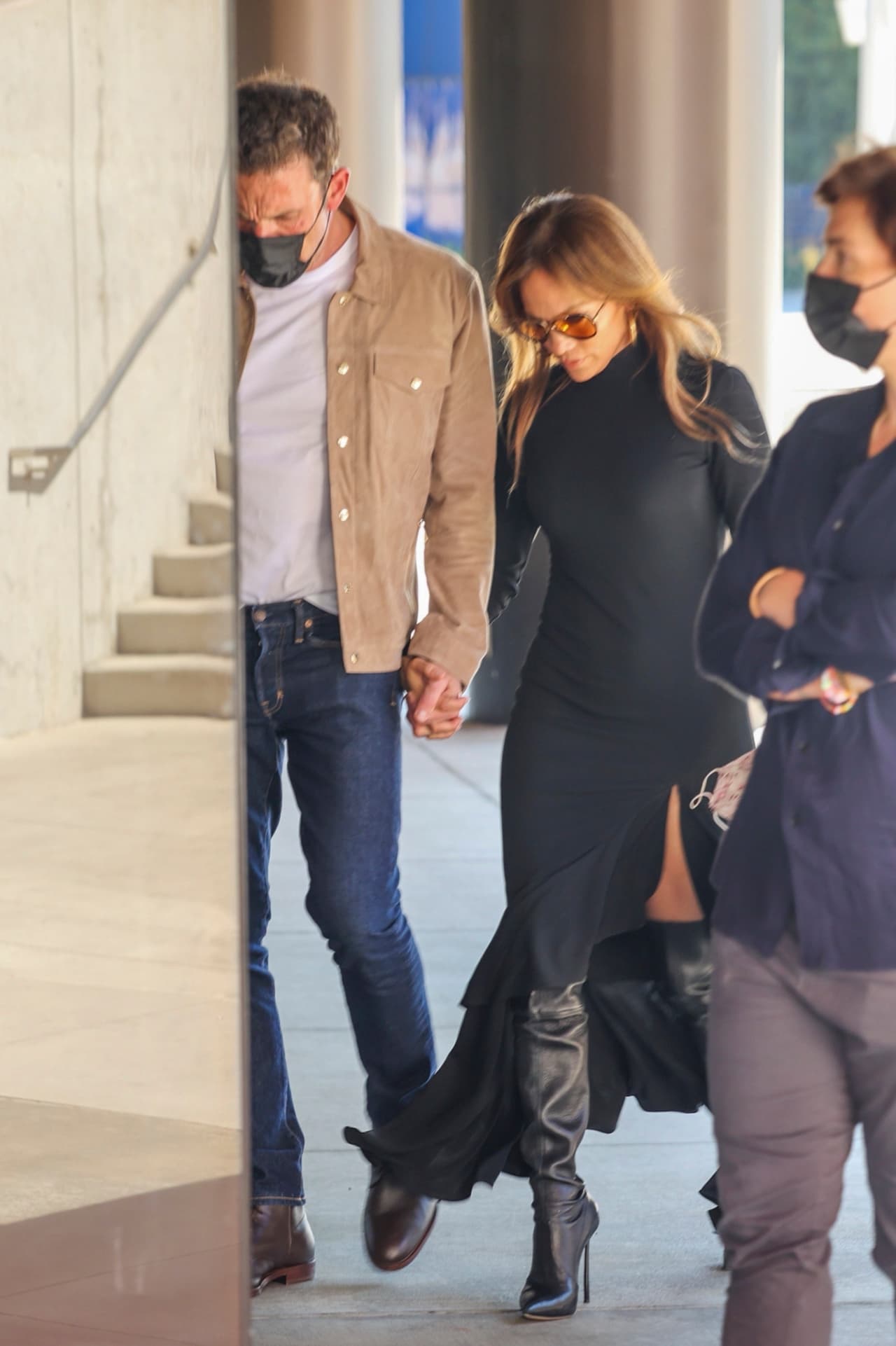 Así sucedió el domingo 3 de octubre, cuando fueron captados 
<b><a href="https://www.univision.com/famosos/jennifer-lopez-ben-affleck-global-citizen-2021-fotos" target="_blank">tomados de la mano. </a></b>
<br>