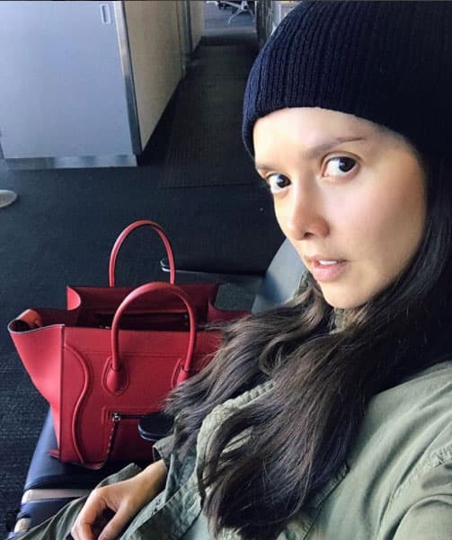 Como en esta imagen: "Después de volar 15 horas 🙈 esperando mi segundo vuelo!!! 😢 Ya quiero llegar!!!!!🙏🏼 Sin maquillaje! Sin filtro! Y sin dormir 😂😂😂", escribió en Instagram. Sin embargo a algunos de sus seguidores no les gustó la fotografía, pues en los comentarios se podía leer: "Donde están tus cejas???", "Pensé q estabas enferma" , "no cabe duda que el maquillaje hace milagros pues".