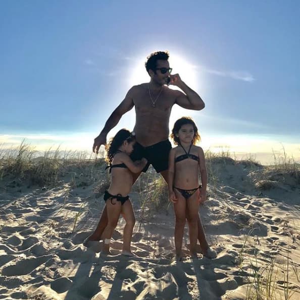 Aarón es feliz junto a sus tres mujeres: Lola y sus hijas Erin y Regina.