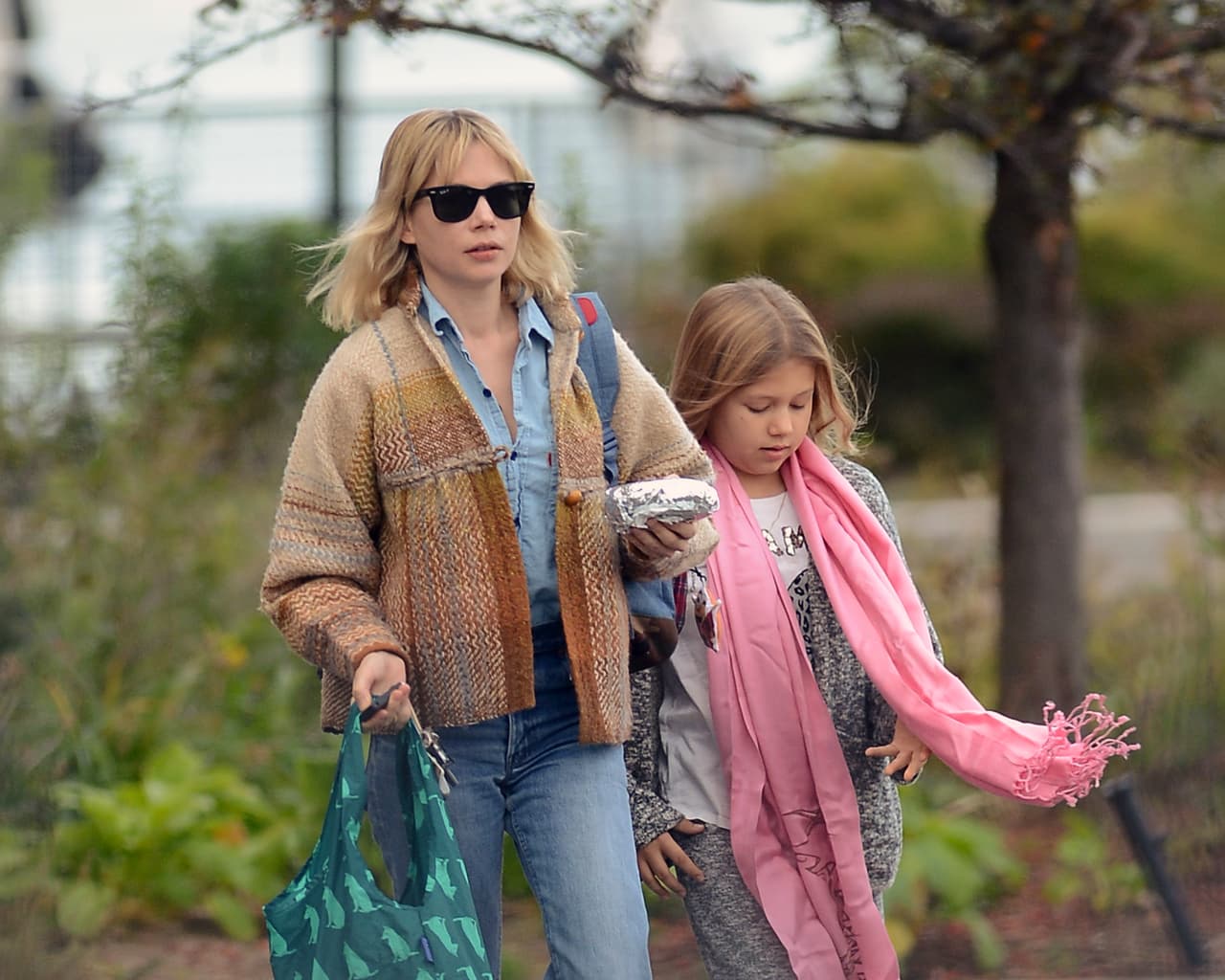 No le gusta mucho ser retratada.