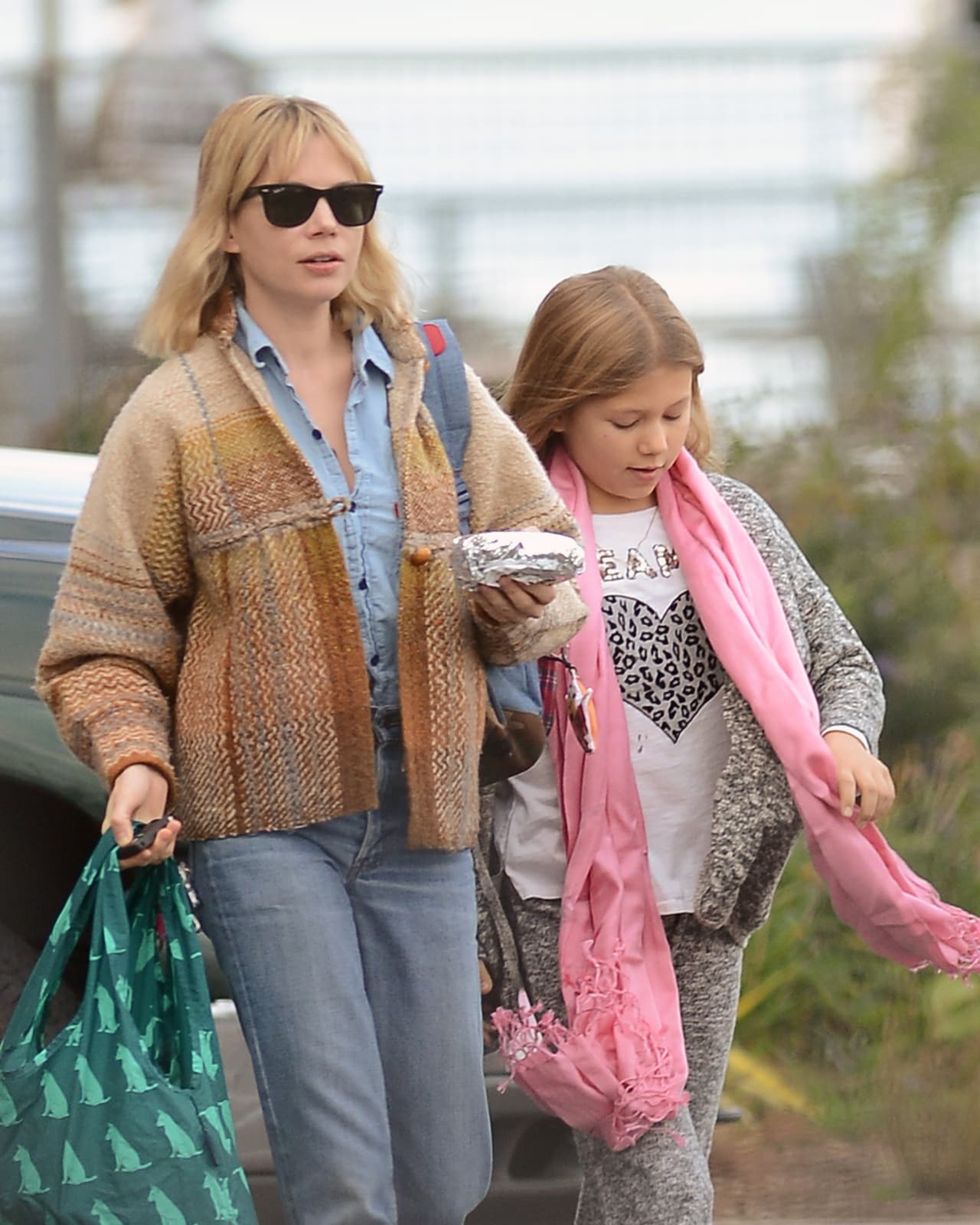 Matilda con un adorable corazón en su ropa.