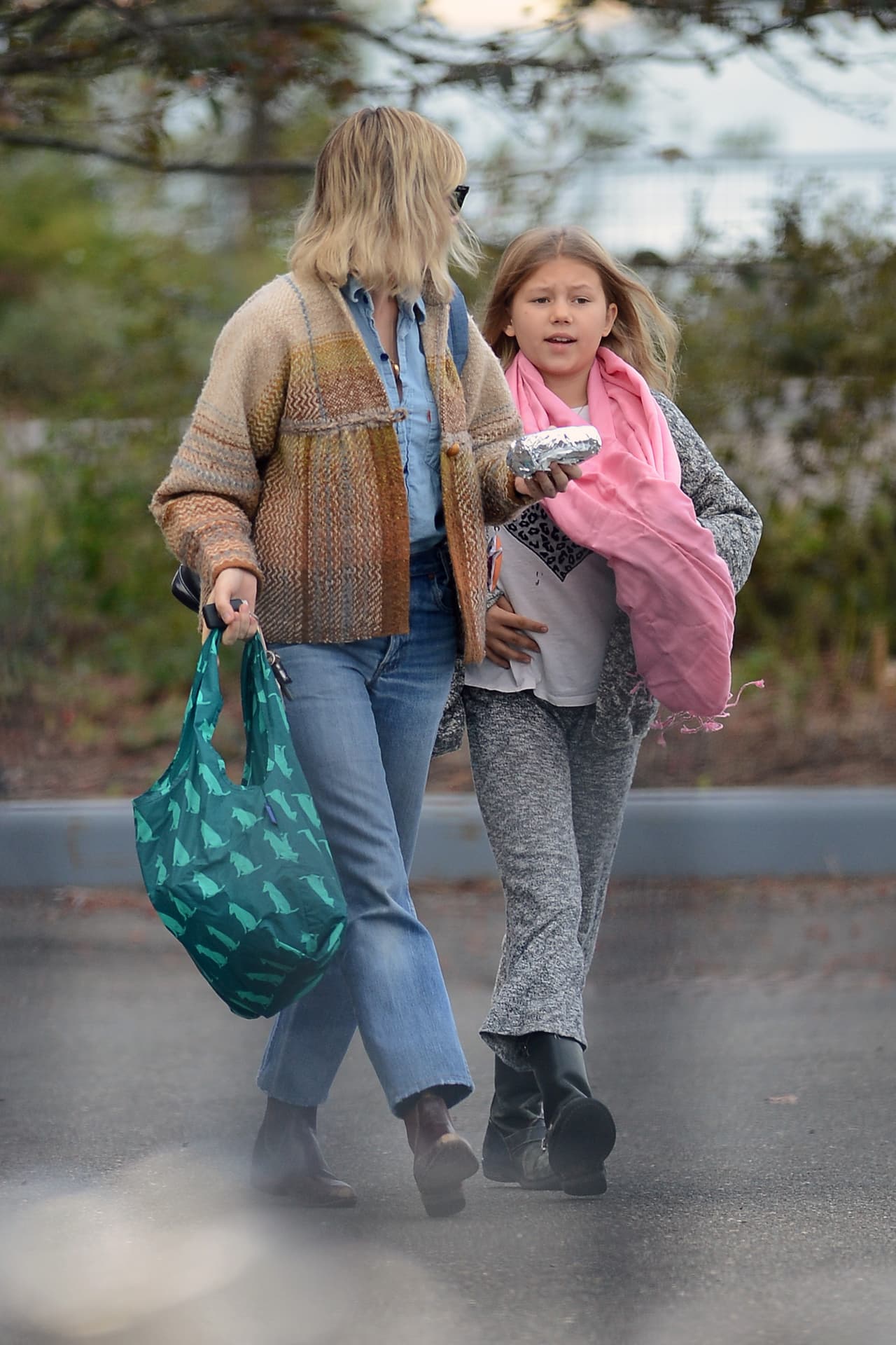 ¿De qué estarán platicando madre e hija?