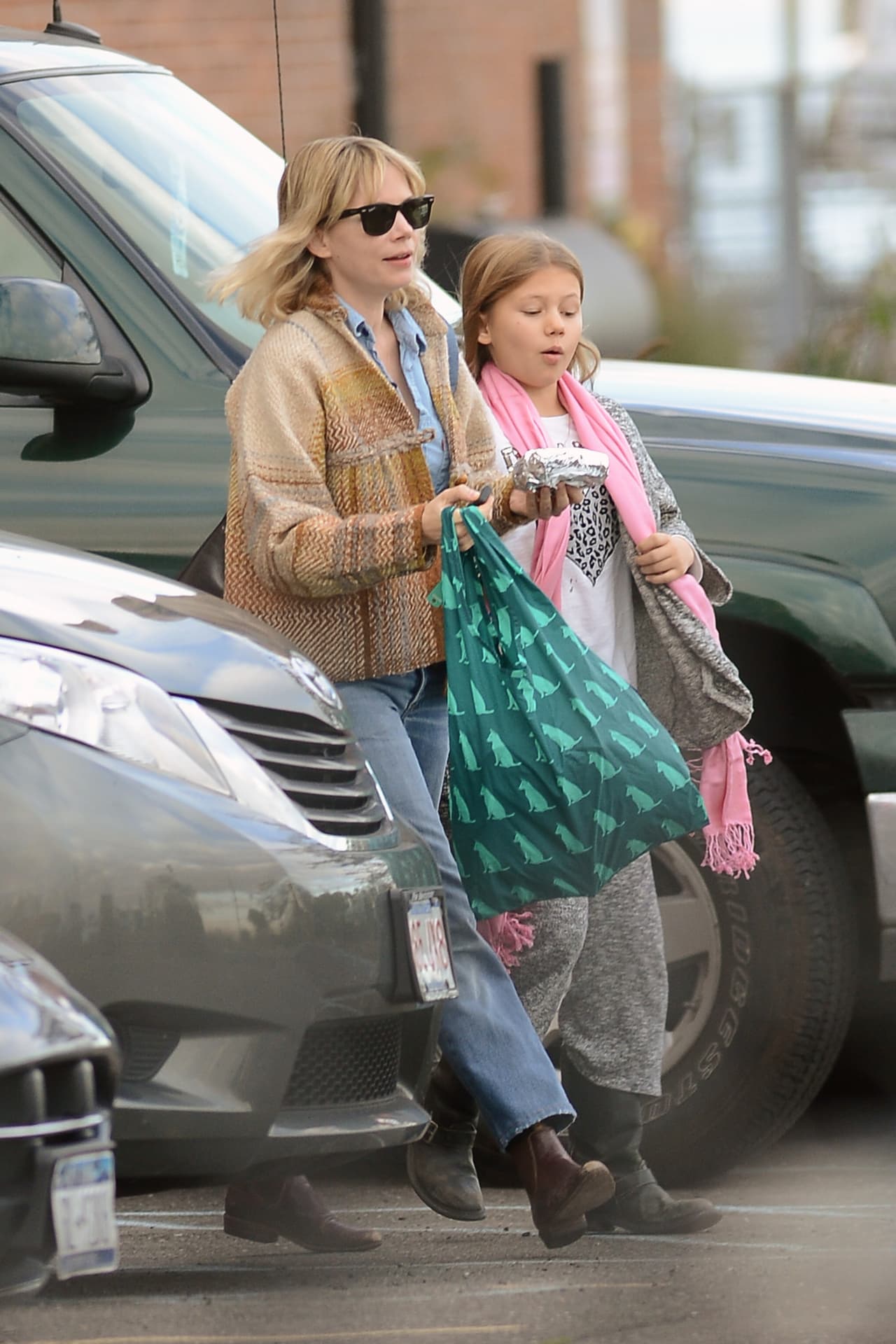 Después de unas cuantas compras, se dirigieron hacia su auto.