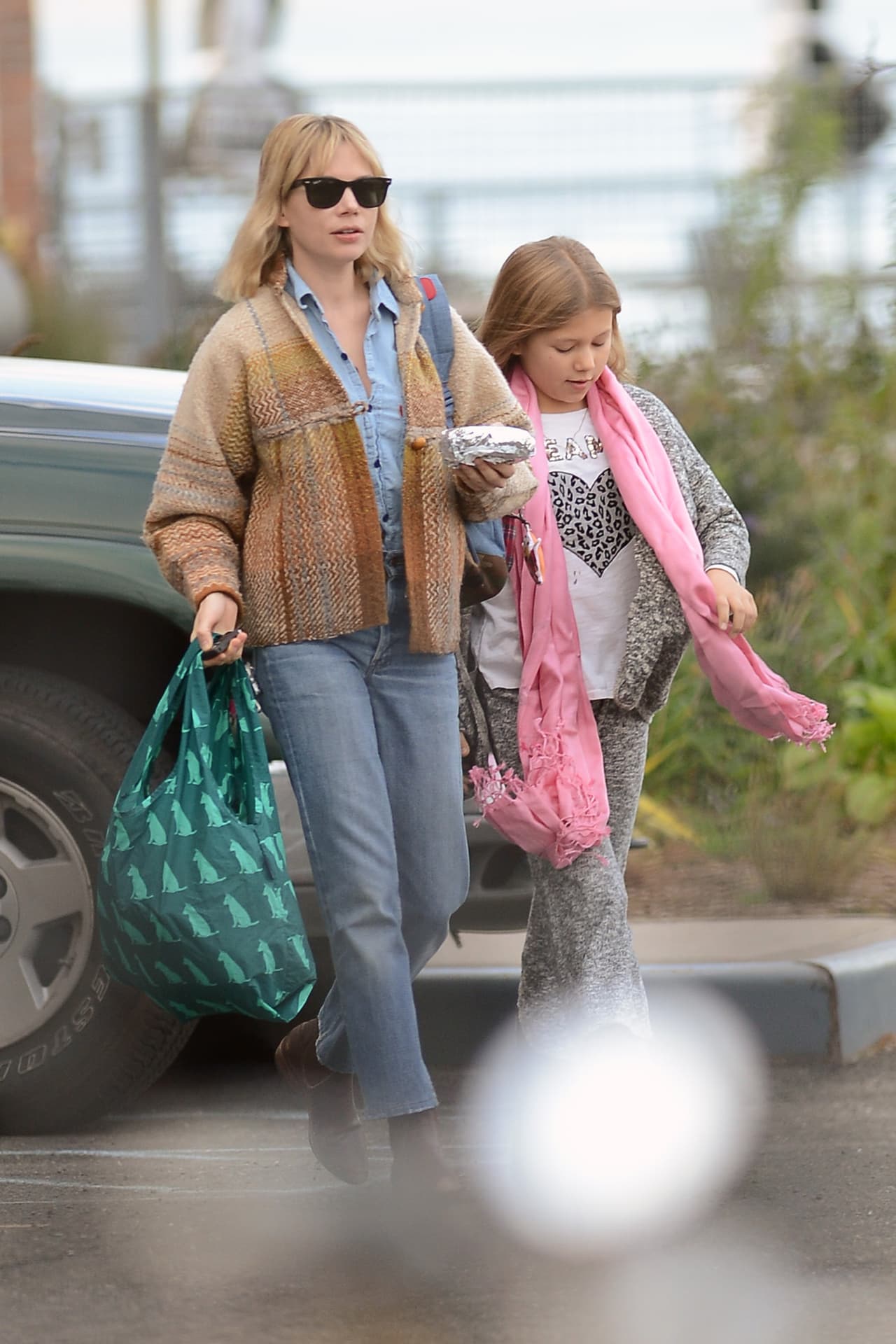 Ya protegiéndose un poco del clima frío de Manhattan.