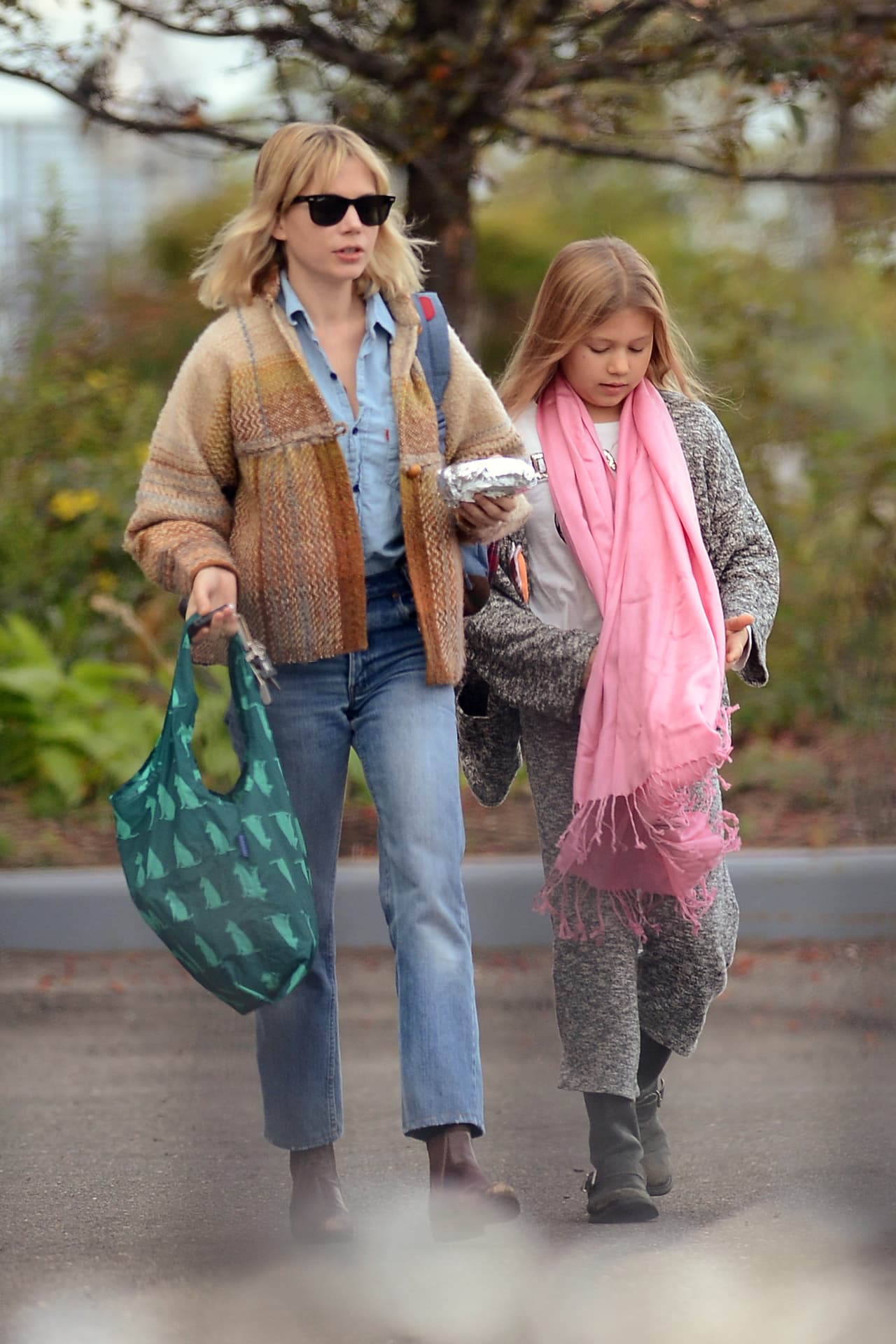 Madre e hija salieron a buscar algo de comer.