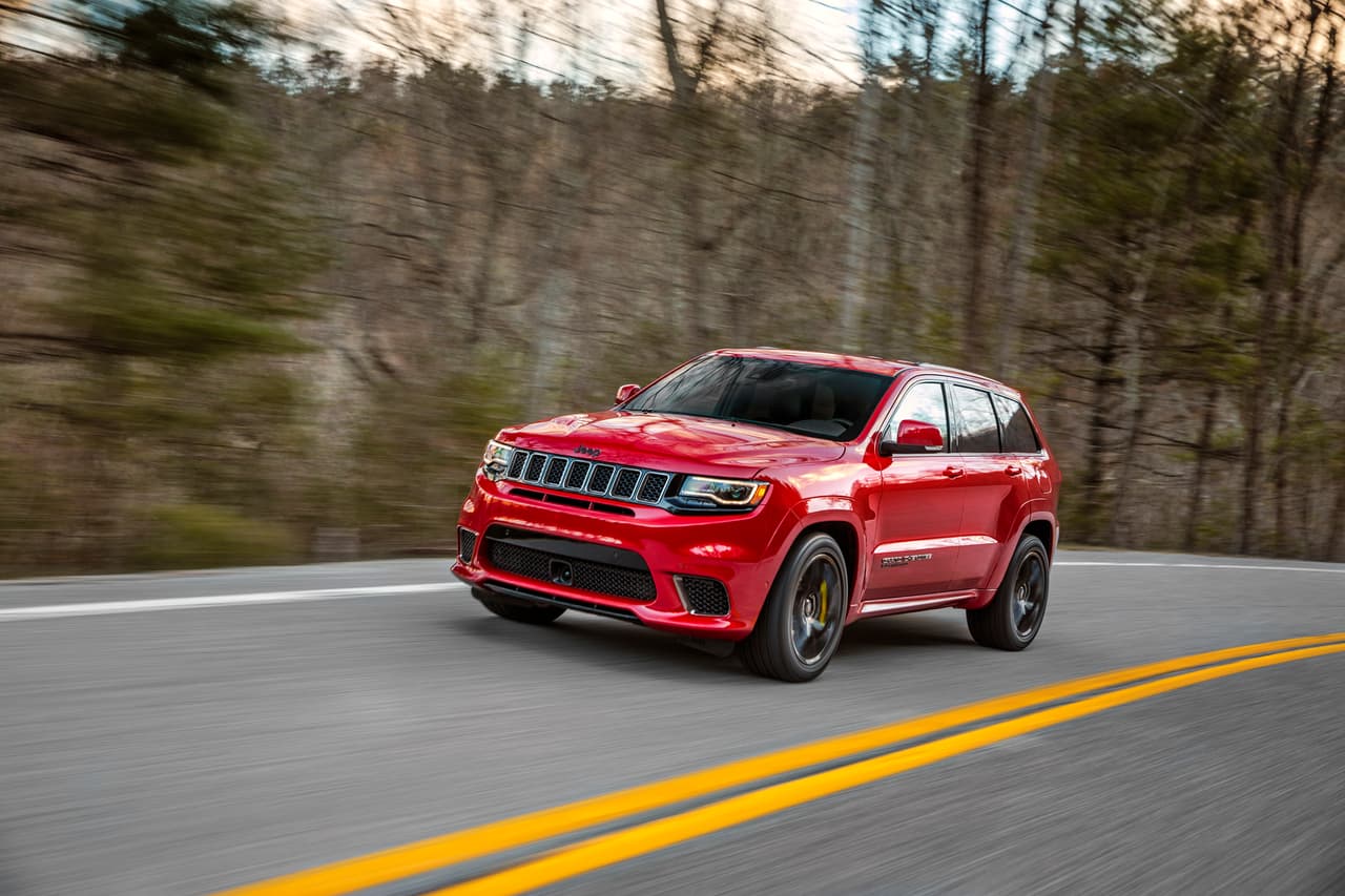 Finalmente el nuevo frontal rediseñado para optimizar el flujo de aire y el enfriamiento del motor que
<b>carece de faros anti-niebla</b>, es una de las claves visuales que distinguen a la Jeep Grand Cherokee Trackhawk 2018.