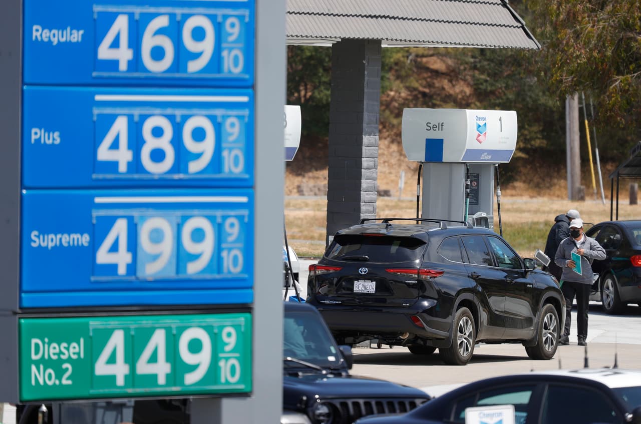 Al detenerte en una luz roja, evita acelerar para reducir el consumo de gasolina. Si vas a estar detenido por más de un minuto, apaga el motor.
<br>