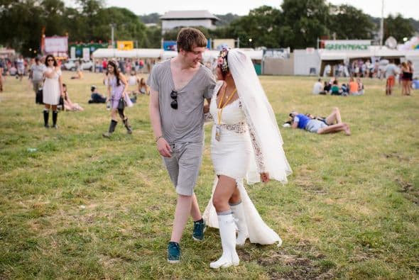 No podía faltar el velo y aunque la novia llevaba un atuendo modesto, el novio le ganó.