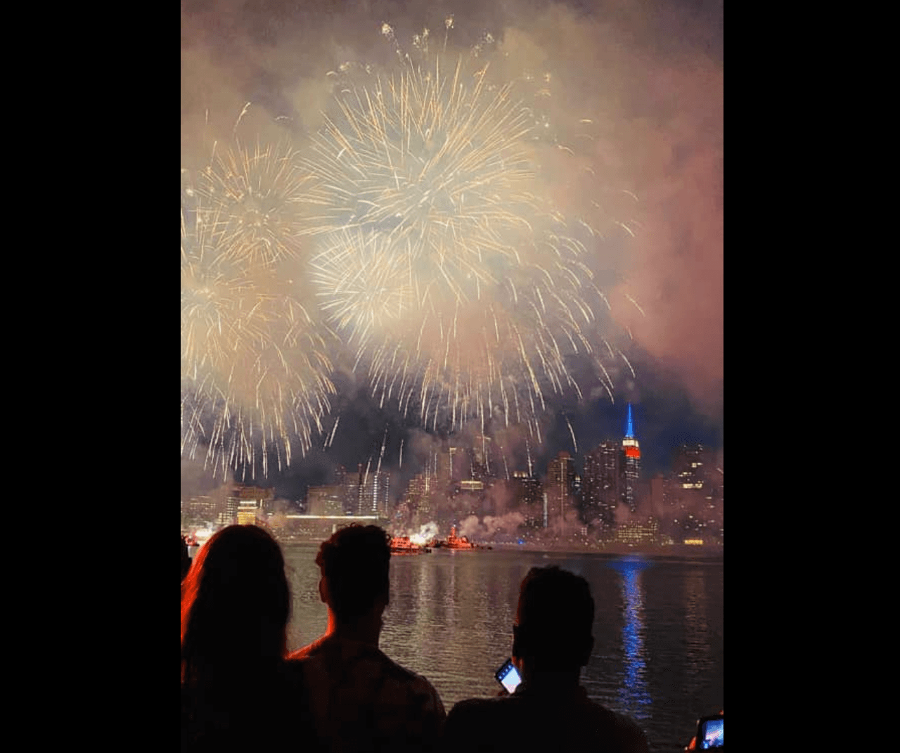 Ellos compartieron las imágenes de cómo miles de luces de bengala acapararon el horizonte de la Gran Manzana y deleitaron las pupilas de millones de personas.