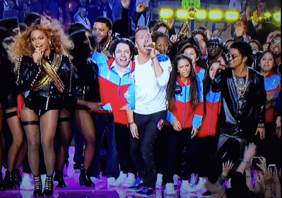 Al final del show los músicos celebraron con un abrazo, lo que se considera como una de las mejores actuaciones de medio tiempo.