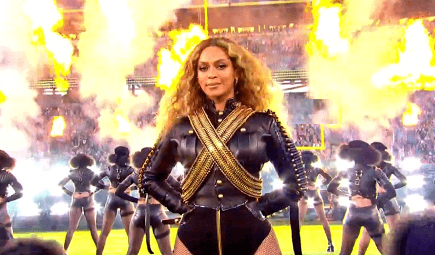 Beyonce por su parte lució hermosa y sensual en un tremendo atuendo negro... Y sin pancita de embarazo.