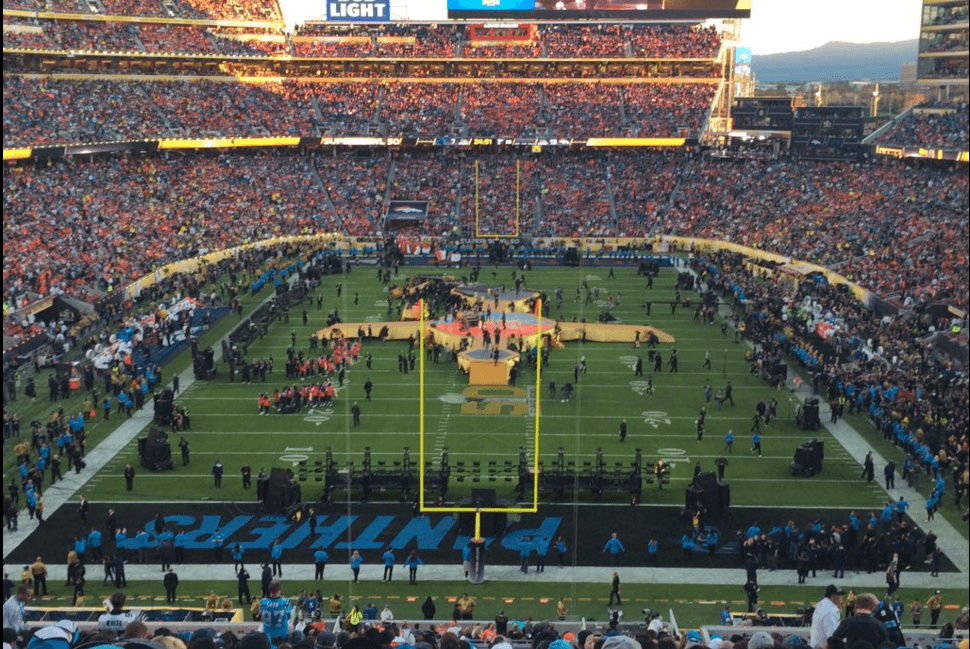 El estadio se llenó de luces y colores en tan sólo unos minutos.