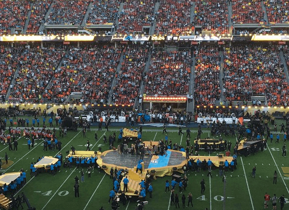 La flor que formó el esnecario, estaba cubierta con led que se volvió en una pantalla multicolor que proyectó imágenes de los espectáculos de medio tiempo que han sido emblemáticos.