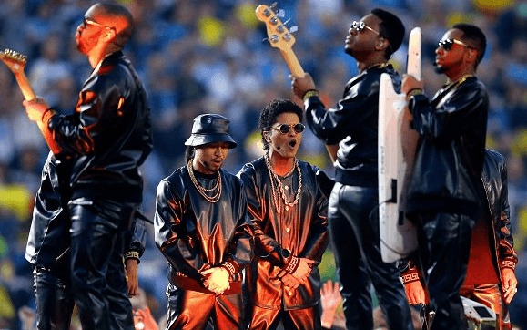 Los primeros acordes de 'Uptown Funk' con Mark Robson junto a él, fueron los únicos elementos que elevaron la temperatura del lugar.