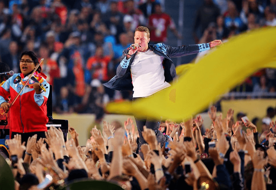 Chris Martin, voz de la banda, aparecio corriendo entre la gente a ritmo de 'Viva la Vida.