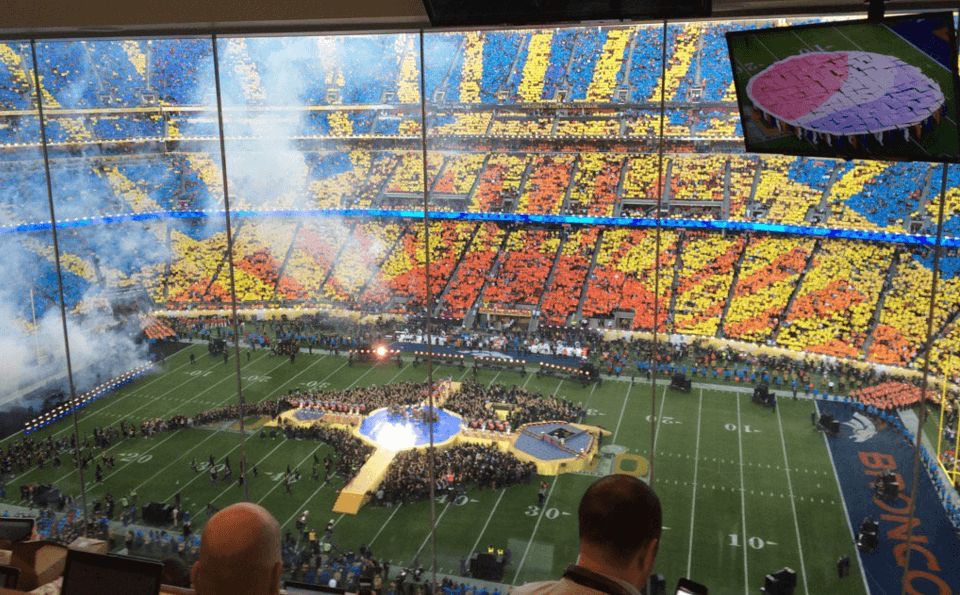 Un juego de pancartas coloridas en el estadio fue el toque perfecto, para generar un ambiente de fiesta por todos lados.