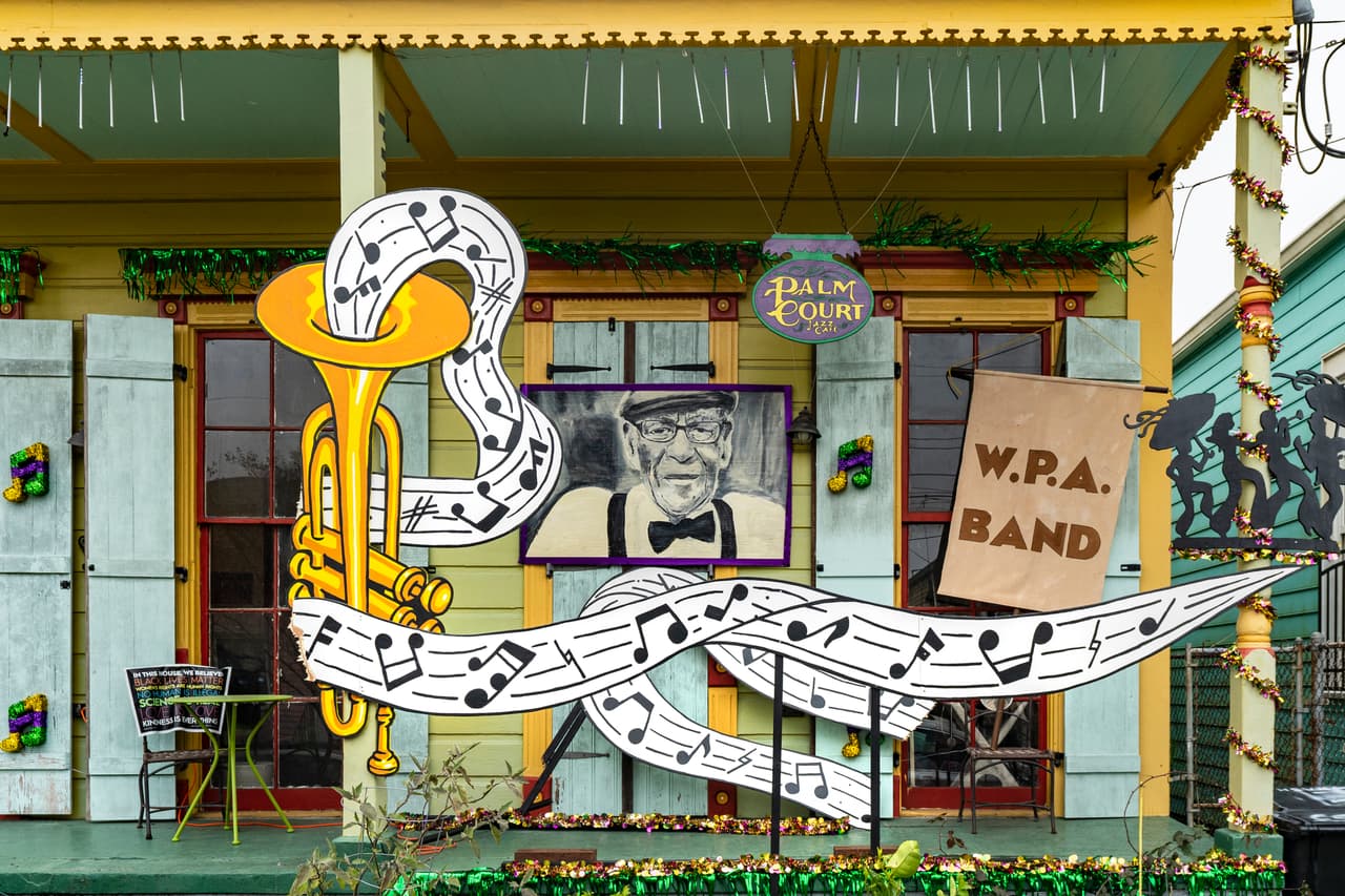 Según un reporte de la agencia AP, Boudreaux creó en Facebook un grupo llamado 
<i>‘The Krewe of House Floats’</i> (el krewe de las carrozas-casa, en español) esperando que se sumaran algunos vecinos. En Nueva Orleans se llama ‘krewe’ a los grupos que se organizan para los desfiles del ‘mardi gras’ y el movimiento fue creciendo y 39 subgrupos evolucionaron para planificar sus temas.
<br>