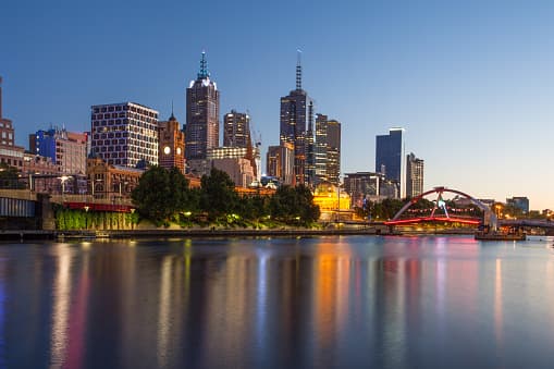 <b>2. Melbourne, Australia.</b> Es una ciudad en pleno auge que combina lo mejor de las artes, la cultura, la cocina y los paisajes australianos. Es una mezcla vibrante de callejones escondidos, hermosas playas y un increíble arte callejero. Cuenta con un excelente sistema educativo, por lo que miles de estudiantes de todas partes del mundo llegan a este lugar para continuar con sus proyectos académicos. 
<br>