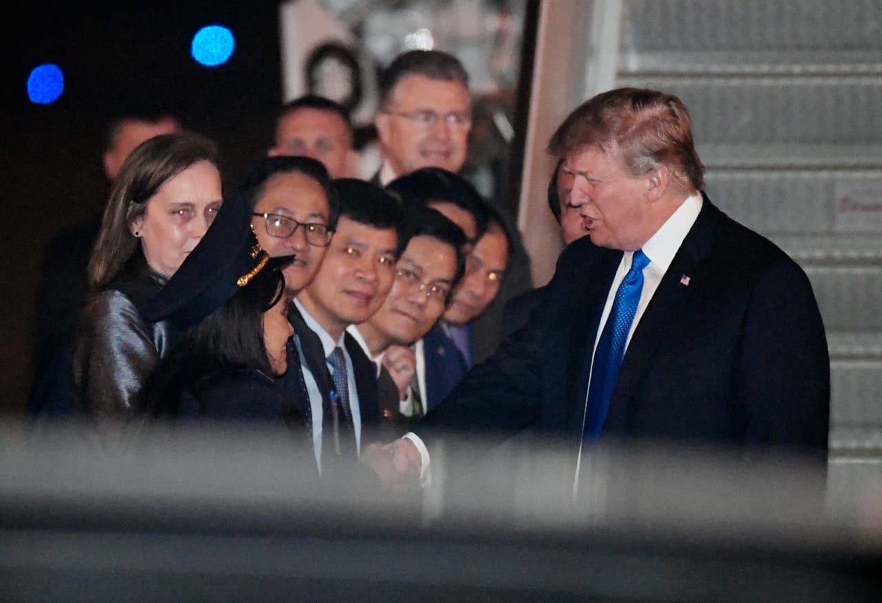 "Acabo de llegar a Vietnam. Gracias a todos por la gran recepción en Hanoi. ¡Mucha gente y mucho amor!", 
<a href="https://twitter.com/realDonaldTrump/status/1100412227662708737" target="_blank">escribió Trump en Twitter</a> al llegar en el Air Force One en la noche del martes.