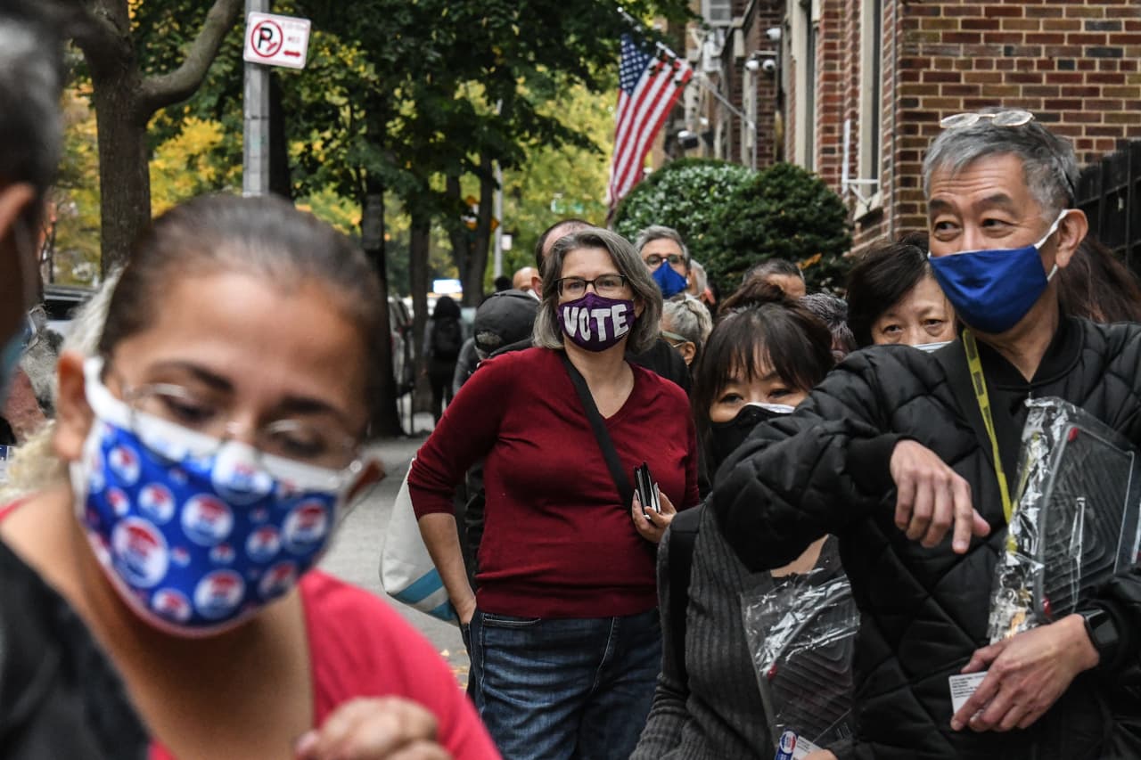 En todo el estado, hay unos 280 lugares donde la gente podrá votar. En la foto, pueden verse varias personas en la fila para ejercer su voto en la Biblioteca Pública de Queens, en Jacson Heights. 
<br>
<br>