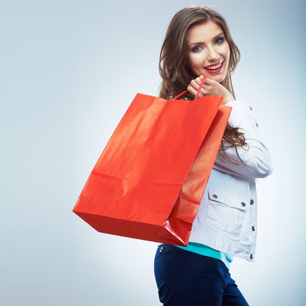 El evitar los gastos innecesarios es fundamental. Con esto no queremos decir que debas reprimirte en cuestiones como compras o el entretenimiento familiar, pero sí puedes tratar de ajustarte y pensar si realmente es algo necesario.