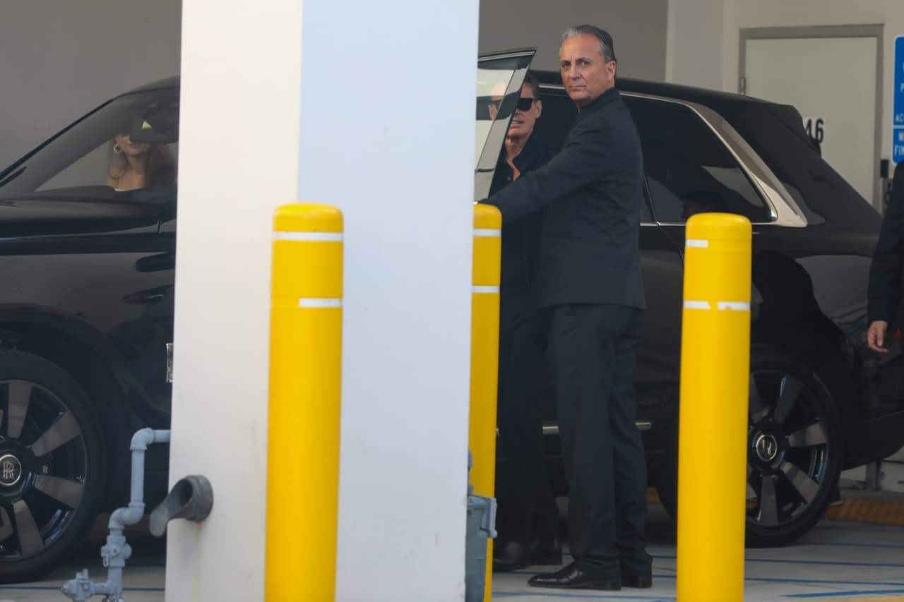 De acuerdo con diversos medios de comunicación como la revista ¡Hola!, esta es la primera vez que Luis Miguel y Alejandro son captados en público desde hace cuatro años, tras rumores de supuesto distanciamiento.
<br>