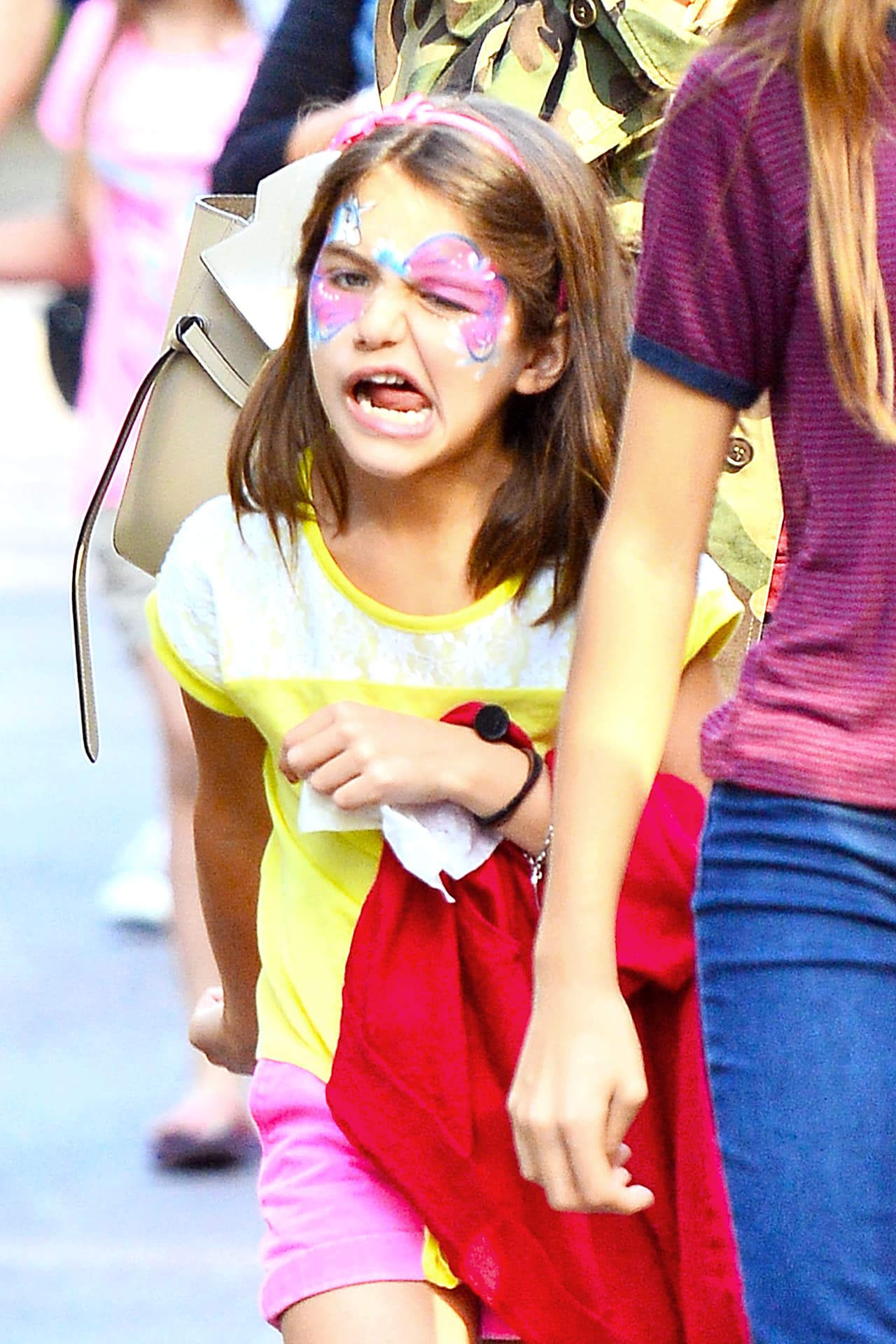 Suri divirtiéndose y haciendo gestos divertidos durante su visita a Disney California.